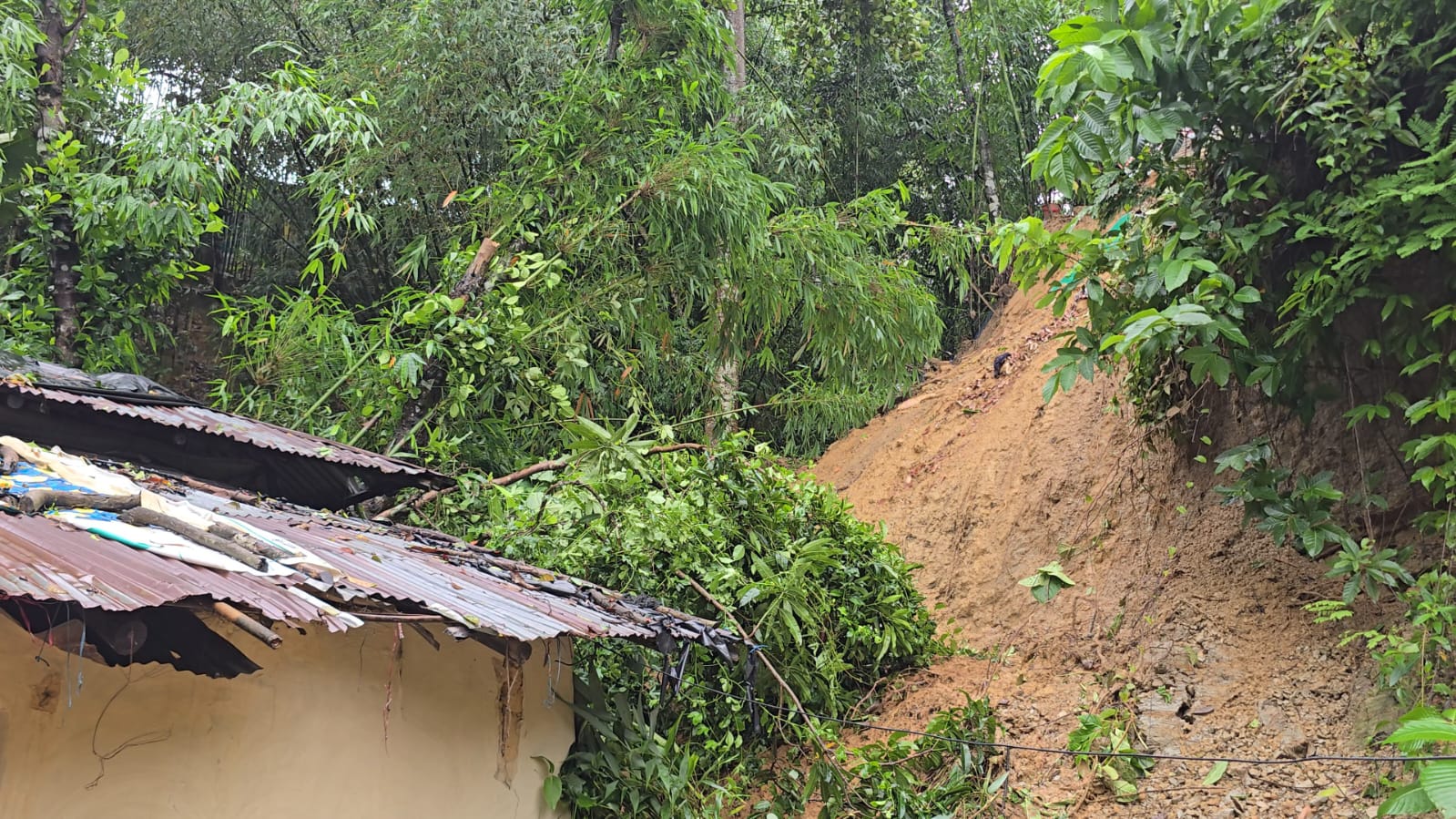 লামায় পাহাড়ধসে শিশুসহ ৫ জনের মৃত্যু
